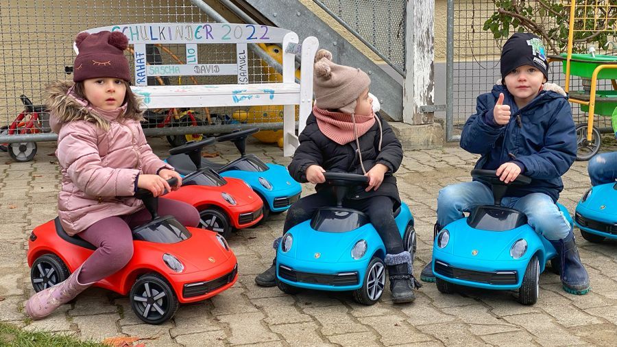 Spendenübergabe von 10 Baby Porsche 911 an einen Kindergarten