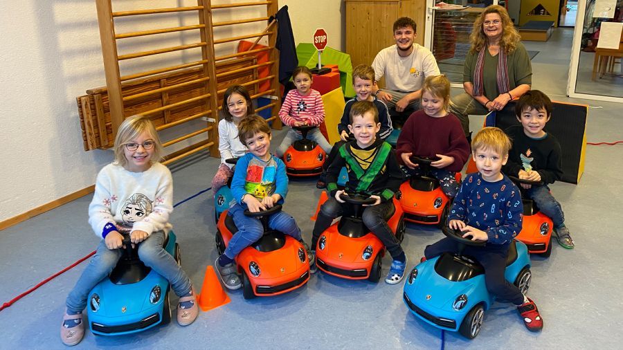 Spendenübergabe von 10 Baby Porsche 911 an einen Kindergarten